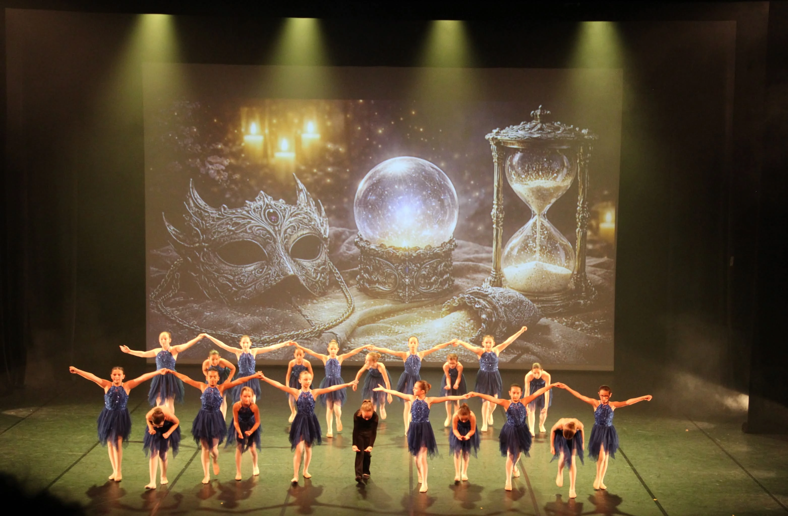 Jeunes danseuses en tutu rouge sur scène - cours de danse classique enfants.