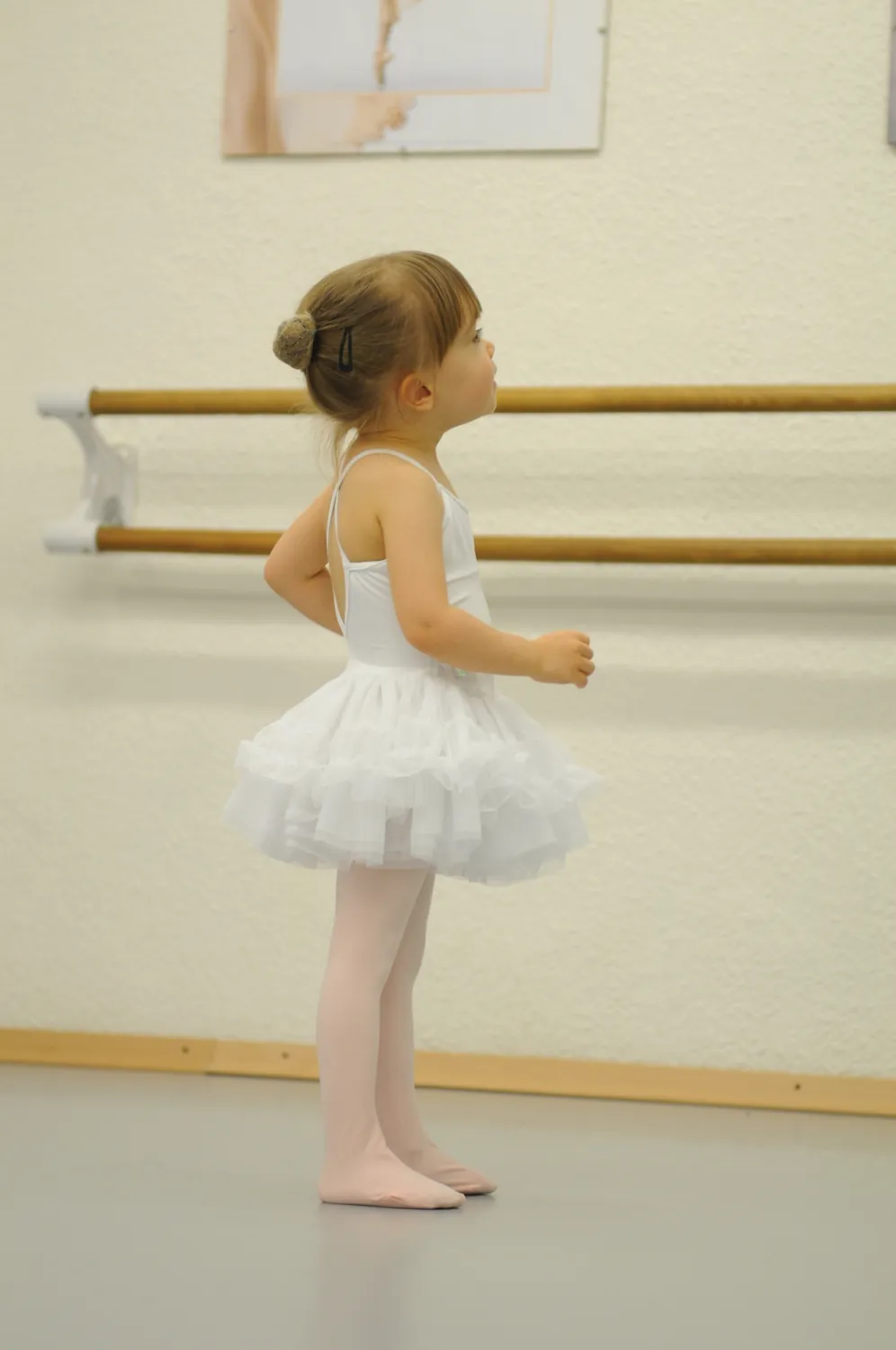Petite danseuse à la barre - cours d'éveil.
