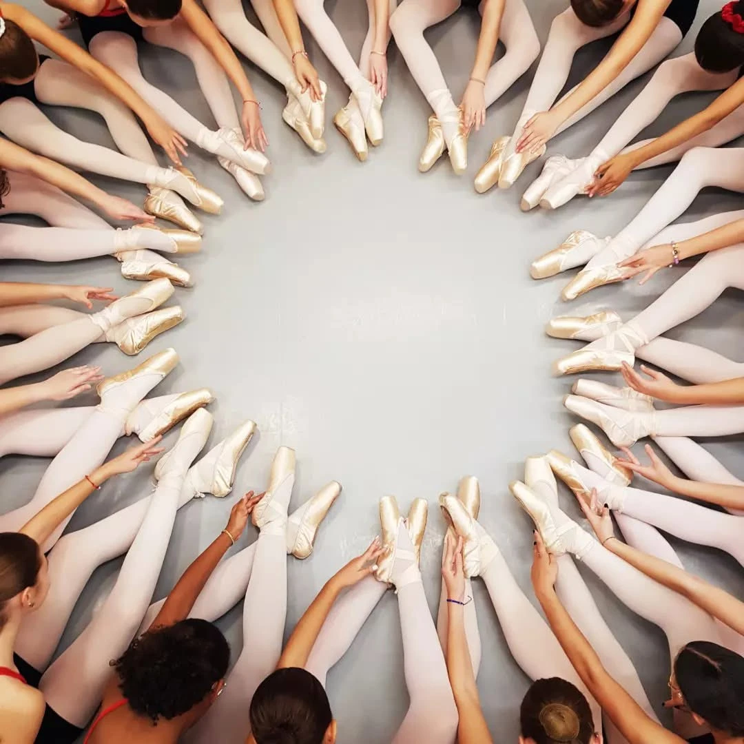 Groupe d'élèves de l'école Danse Passion réunies dans la salle de danse, avenue Désambrois à Nice.