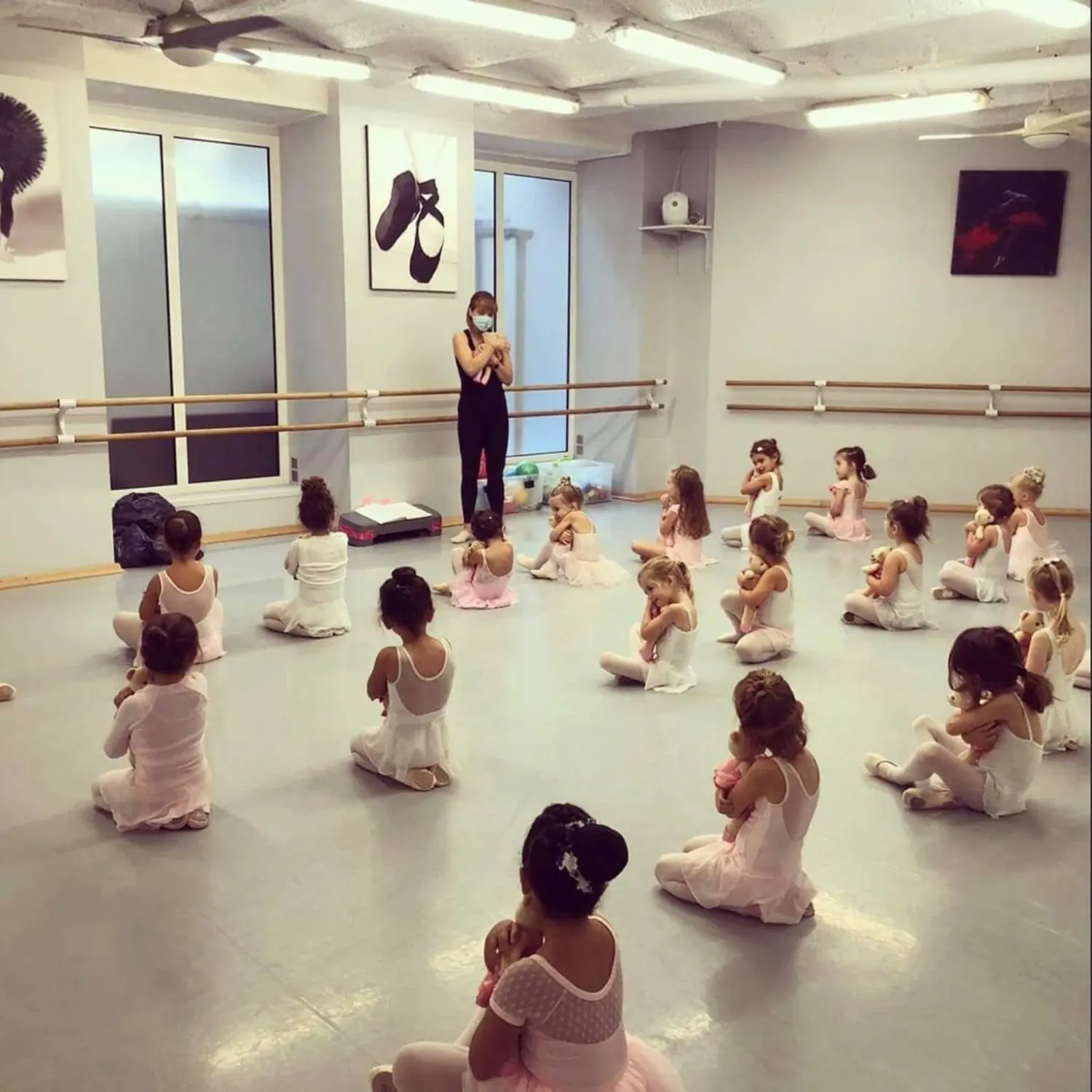 Cours de danse enfants au studio Danse Passion - cercle de petites danseuses autour de leur professeure.